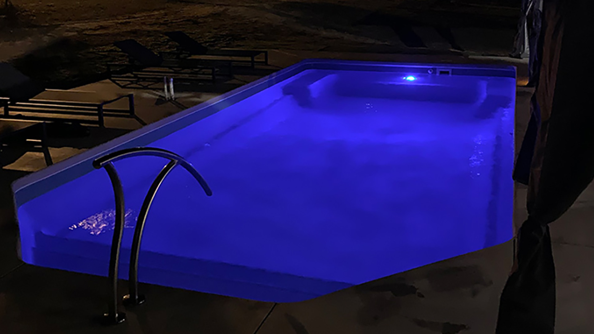 Alaglas Pools Bermuda fiberglass pool in quartz at night