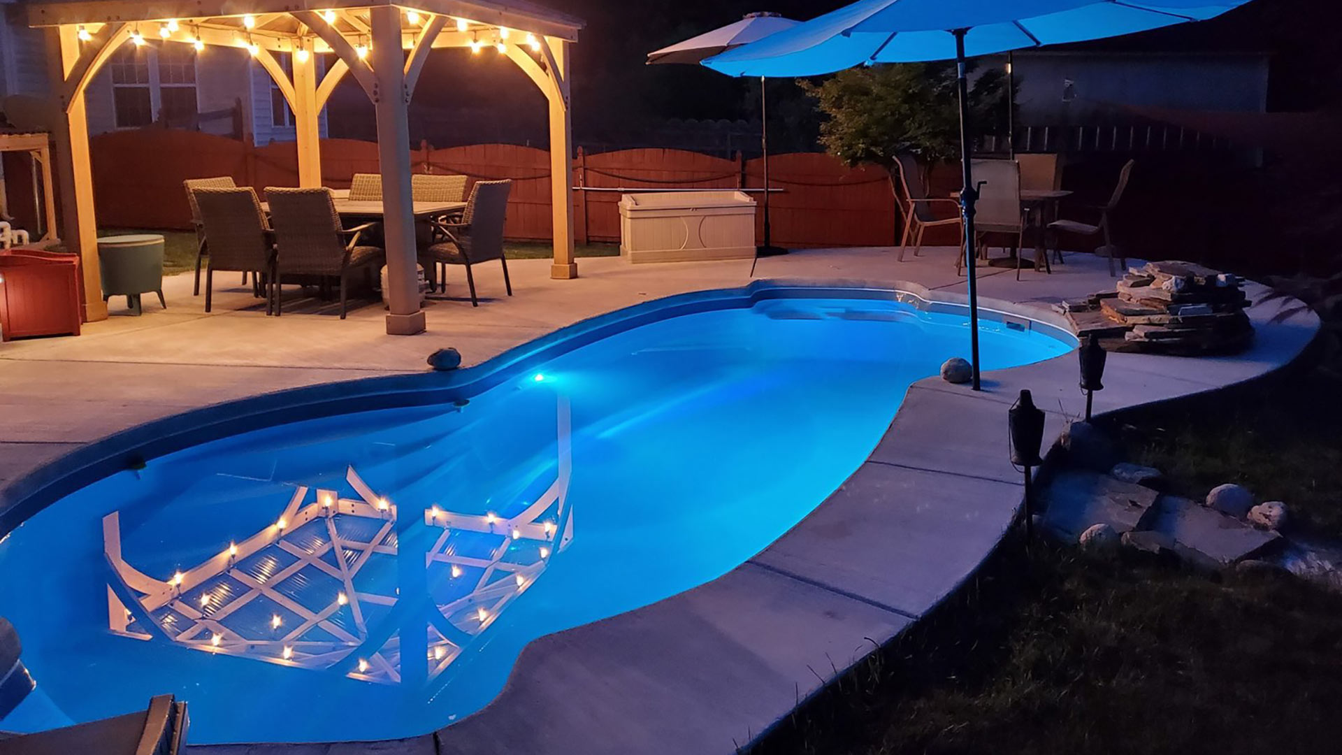 Alaglas Pools' Malibu, a medium, freeform fiberglass pool in quartz